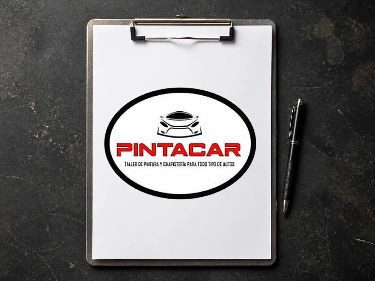 Cotización de reparación con el encabezado de Pintacar sobre una tablilla en el taller