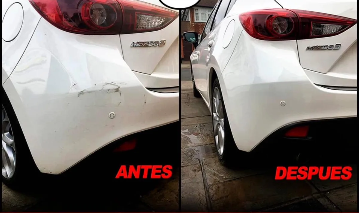 Mazda 3 blanco antes y después de reparar el golpe trasero en Pintacar