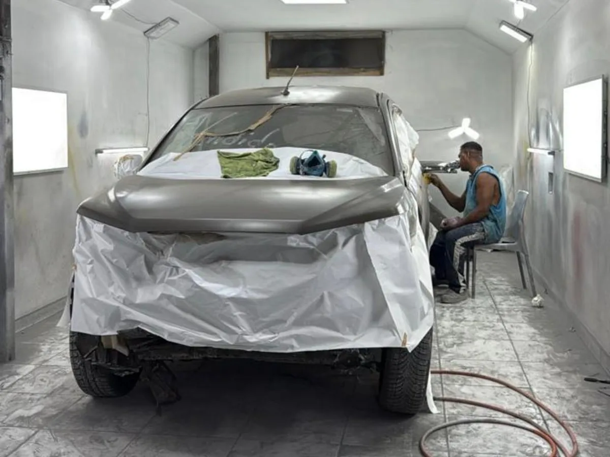 SUV enmascarada y pintada en la cabina de pintura de Pintacar