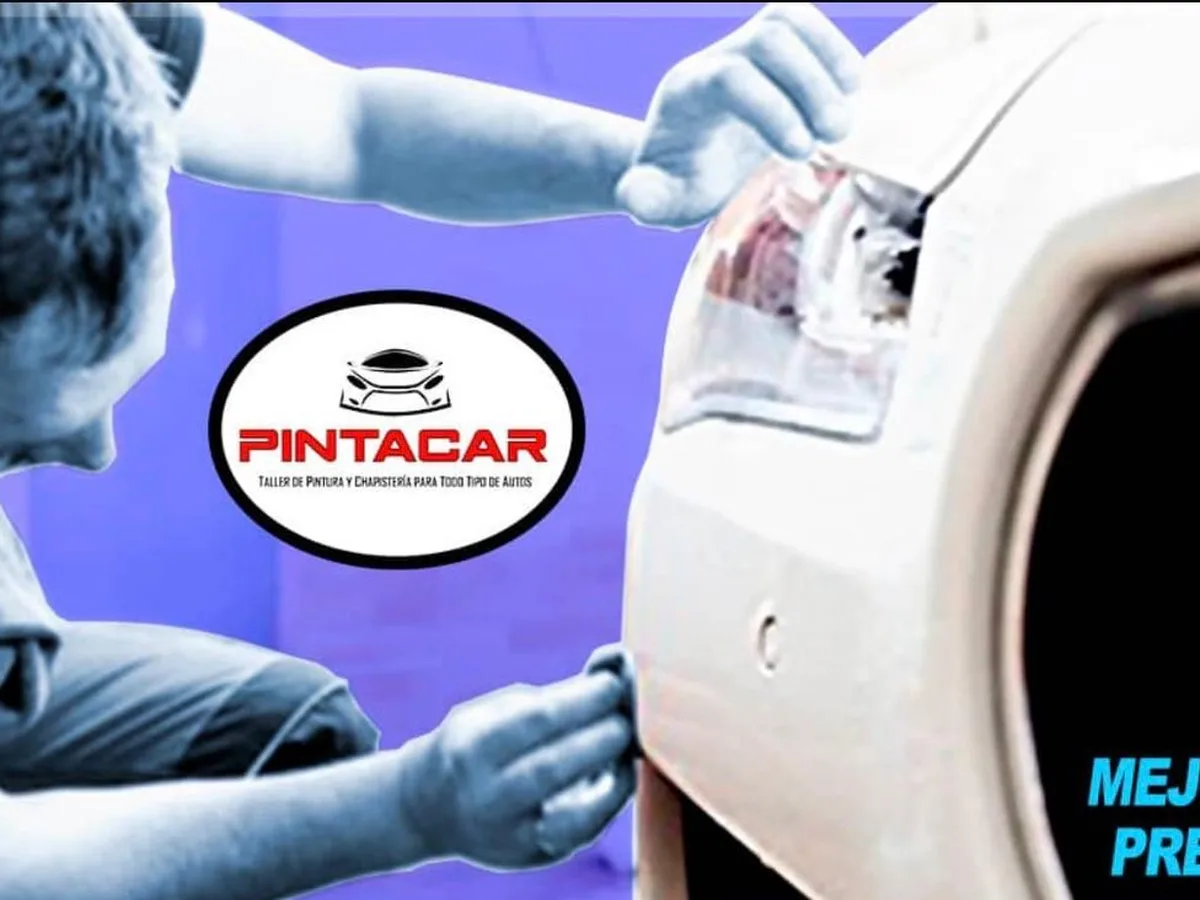 Técnico de Pintacar trabajando el guardafango de un vehículo