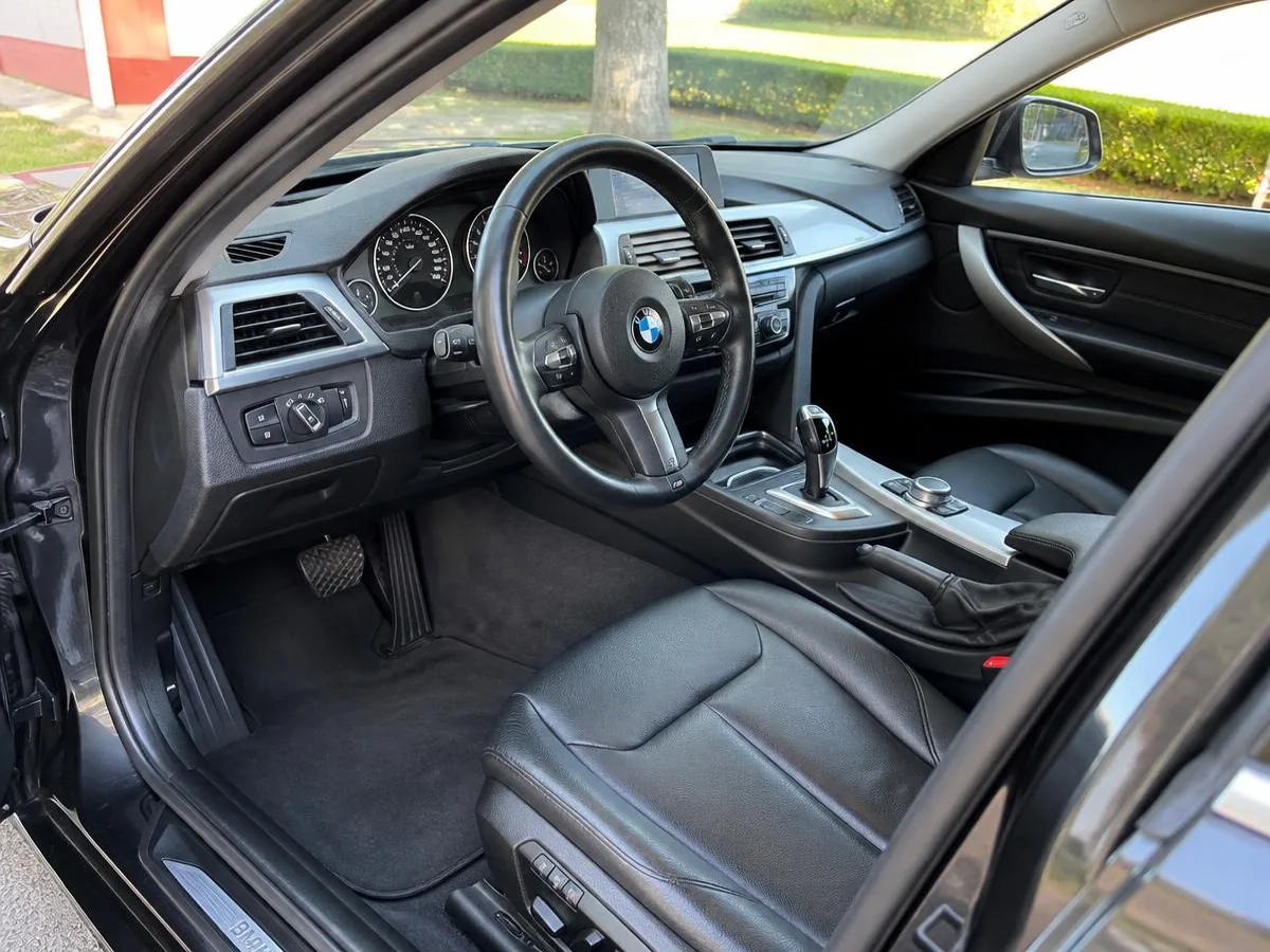 Interior de vehículo limpio después del lavado interior en Pintacar