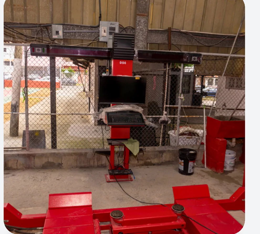 Área de trabajo con elevador en el taller Pintacar