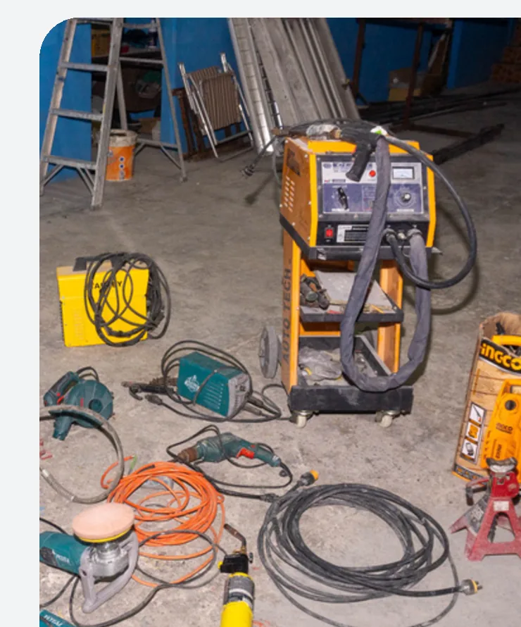 Compresor y herramientas del taller Pintacar