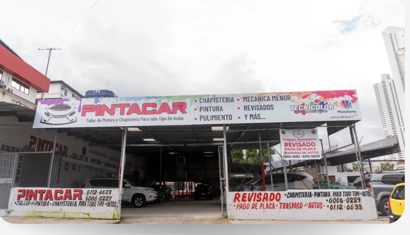 Fachada del taller Pintacar en Ciudad de Panamá