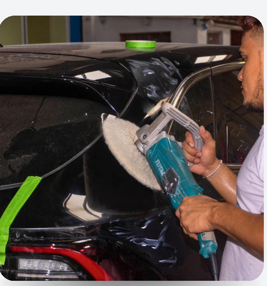 Pulimiento de carrocería negra en el taller Pintacar
